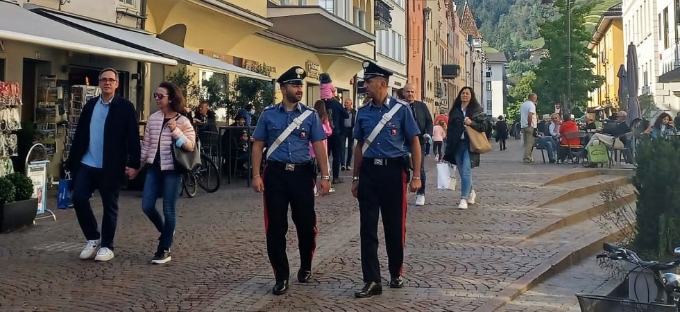 Avevano aggredito con violenze (e derubato) due cittadini: arrestati due giovani appena maggiorenni
